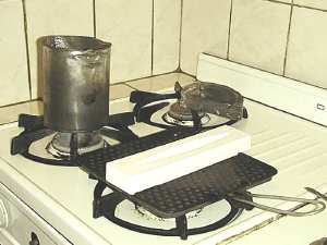 Lata con Plomo fundi�ndose, Molde de Yeso precalentando