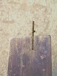 El tornillo que sostiene la quilla