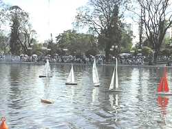 Navegando en el Parque del Centenario (Buenos Aires)